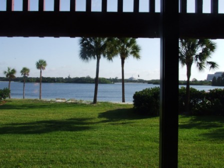 Uitzicht vanuit onze hotelkamers: strand, palmbomen, meertje en op de achtergrond Disney World (Magic Kingdom)